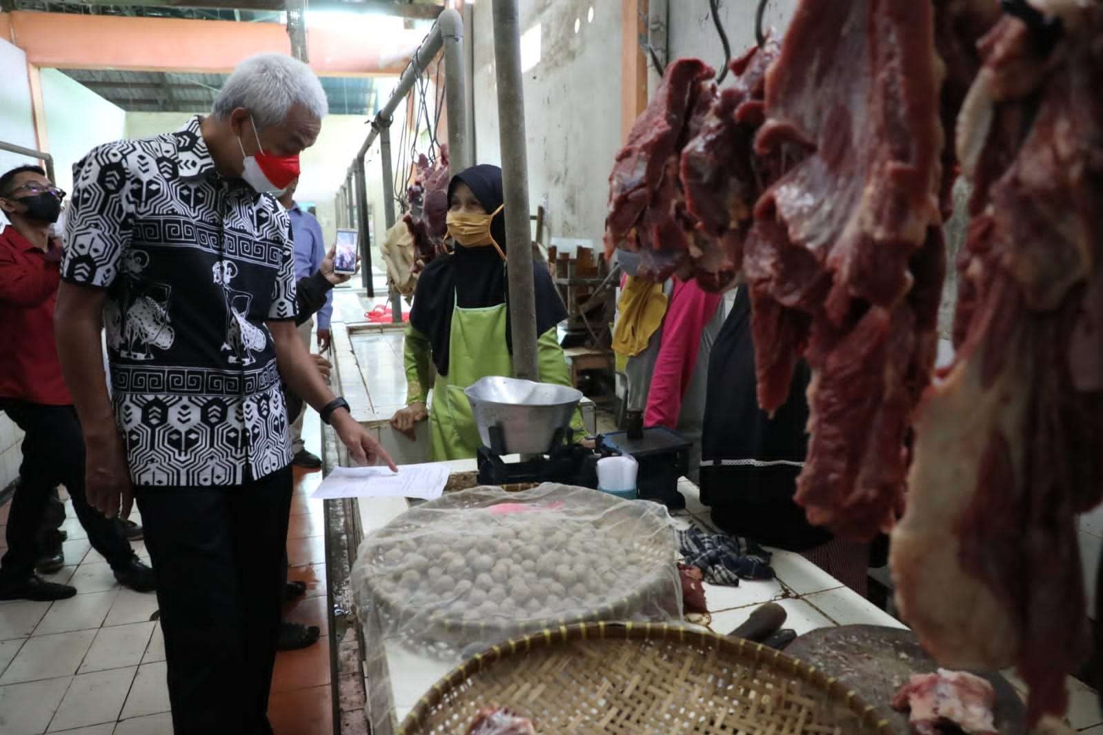 Gubernur Jawa Tengah, Ganjar Pranowo melakukan sidak di Pasar Wage Purwokerto Kabupaten Banyumas, Jumat, 22 April 2022. (Foto: Dok Jateng)