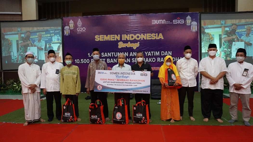 Direksi dan tim CSR PT Semen Indonesia (Persero) Tbk foto bersama dengan keluarga prasejahtera. (Foto: Dok Istimewa)