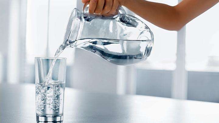 Ilustrasi minum air putih selama buka dan sahur untuk menghindari dehidrasi. (Foto: Istimewa)