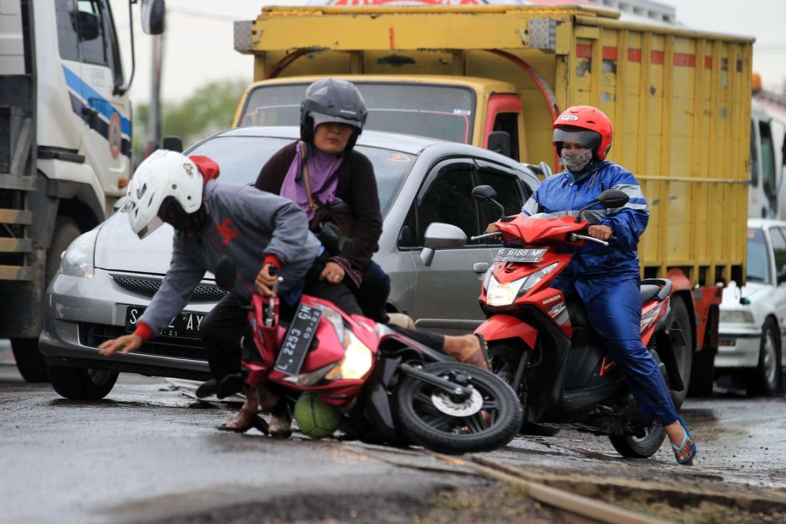 Pengendara sepeda motor sering terpeleset saat melintas di double track rel KA Lamongan. (Foto: Imron Rosidi/Ngopibareng.id)