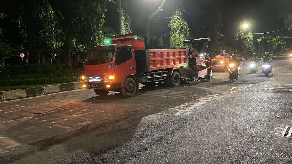 Perbaikan jalan berlubang di ruas Jalan Veteran, Kota Malang (Foto: Istimewa)