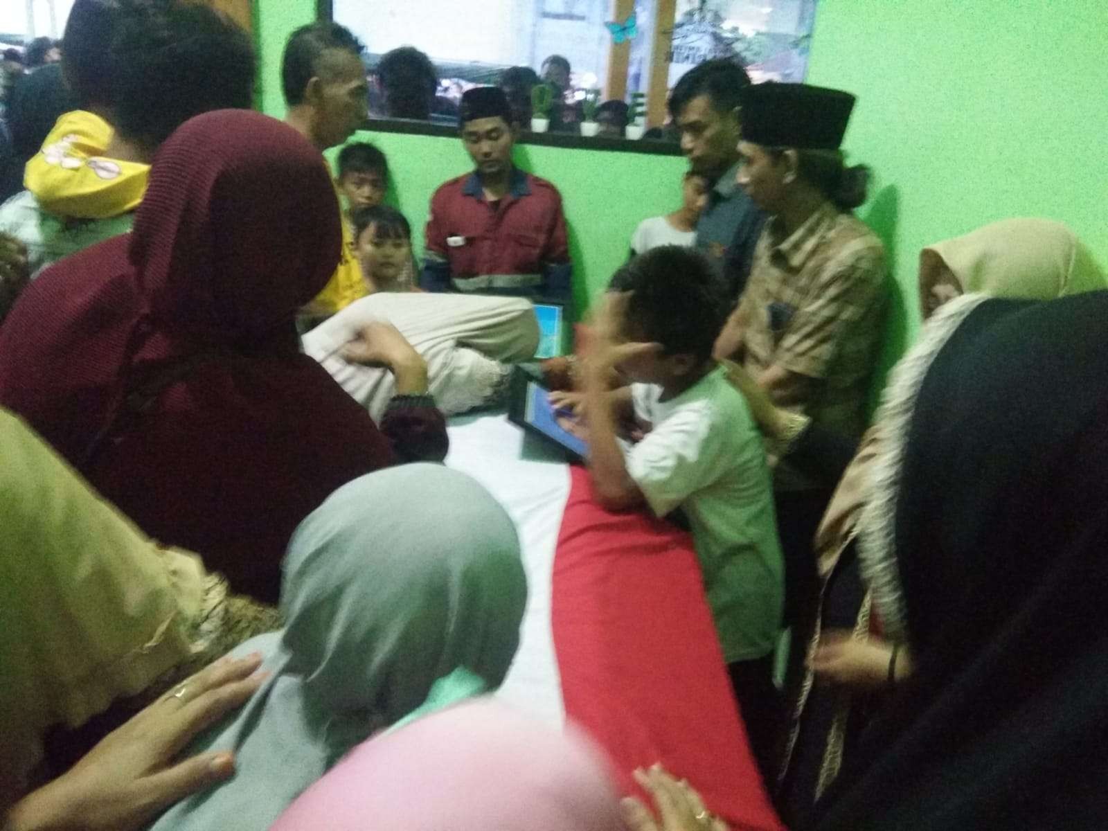 Suasana duka menyambut kedatangan jenazah Pratu Dwi Miftakhul Ahyar di rumahnya, di Jalan Sumowiharjo RT 3 RW 10 Kelurahan/Kecamatan Babat, Lamongan. (Foto: Imron Rosidi/Ngopibareng.id)