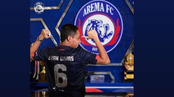Pemain Arema FC, Evan Dimas saat mengenakan kostum Singo Edan (Instagram:@aremafcofficial)