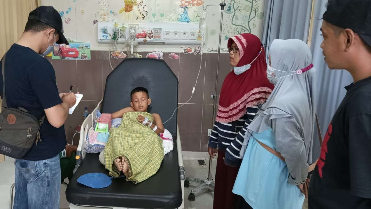 Anak korban ledakan petasan di Dusun Desa Banjar Rejo Kecamatan Ngadiluwih Kabupaten Kediri saat mendapatkan perawatan RS SLG Kabupaten Kediri, Minggu 24 April 2022. (Foto: Istimewa)
