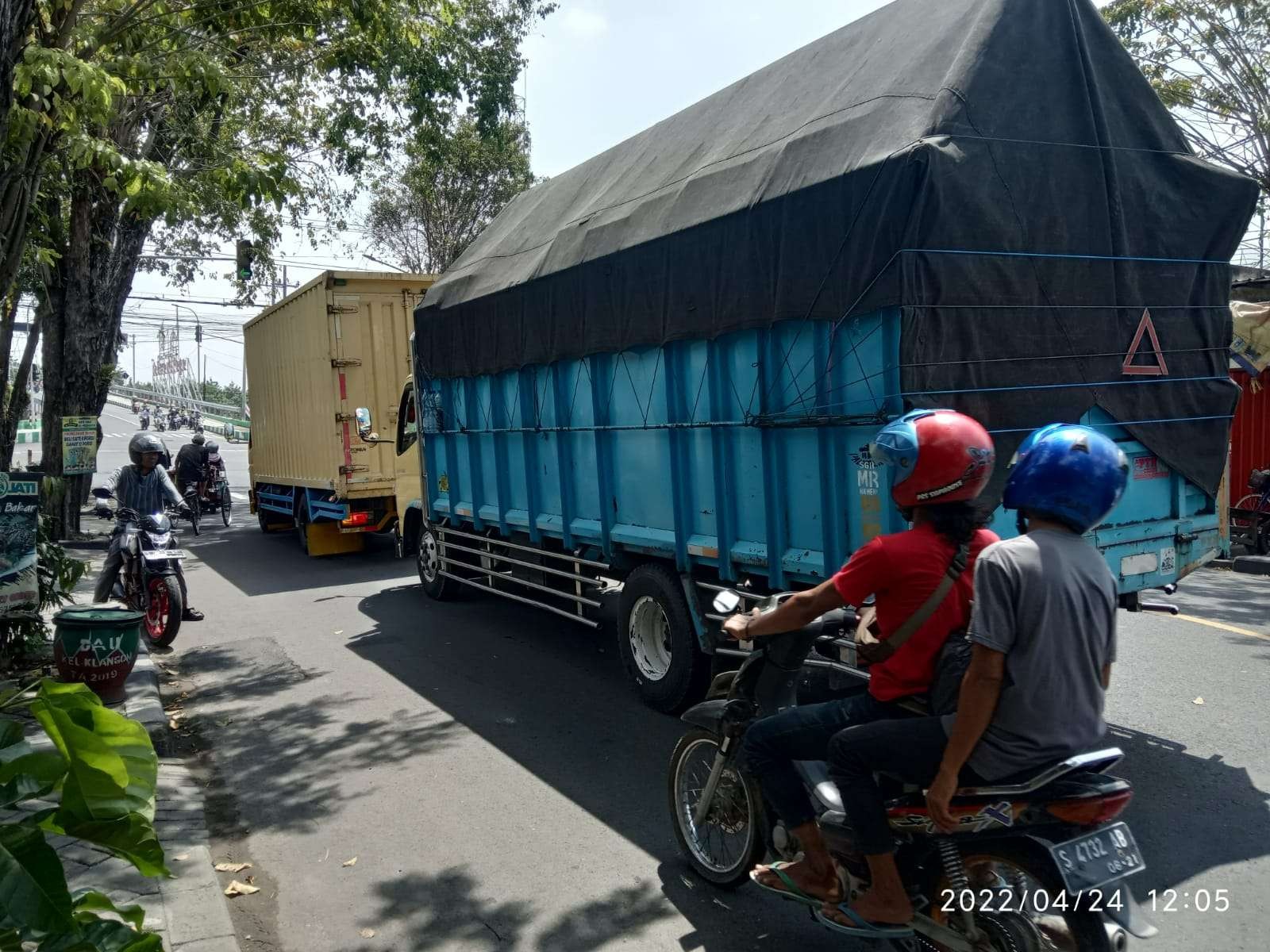 Truk pengangkut barang saat di traffic light Jl. Untung Suropati, Kota Bojonegoro, pada Minggu 24 April 2022. (Foto: Sujatmiko/Ngopibareng.id)