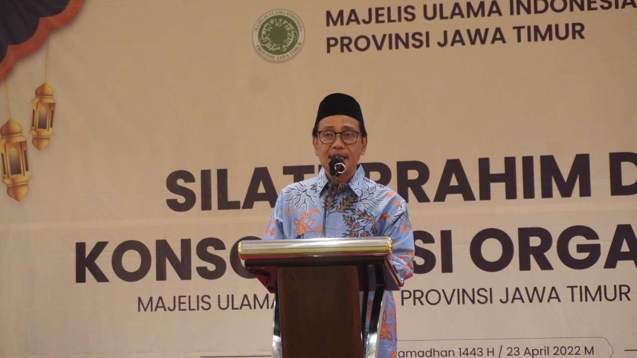 KH Moh Hasan Mutawakkil Alallah memberi sambutan dalam Konsolidasi Organisasi MUI Jasa Timur di Surabaya, Sabtu 23 April 2022 malam. (Foto: Istimewa