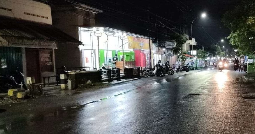 Suasana Jalan Ngareng Kecamatan Cepu usai diguyur hujan. (Foto: Ahmad Sampurno/Ngopibareng.id)