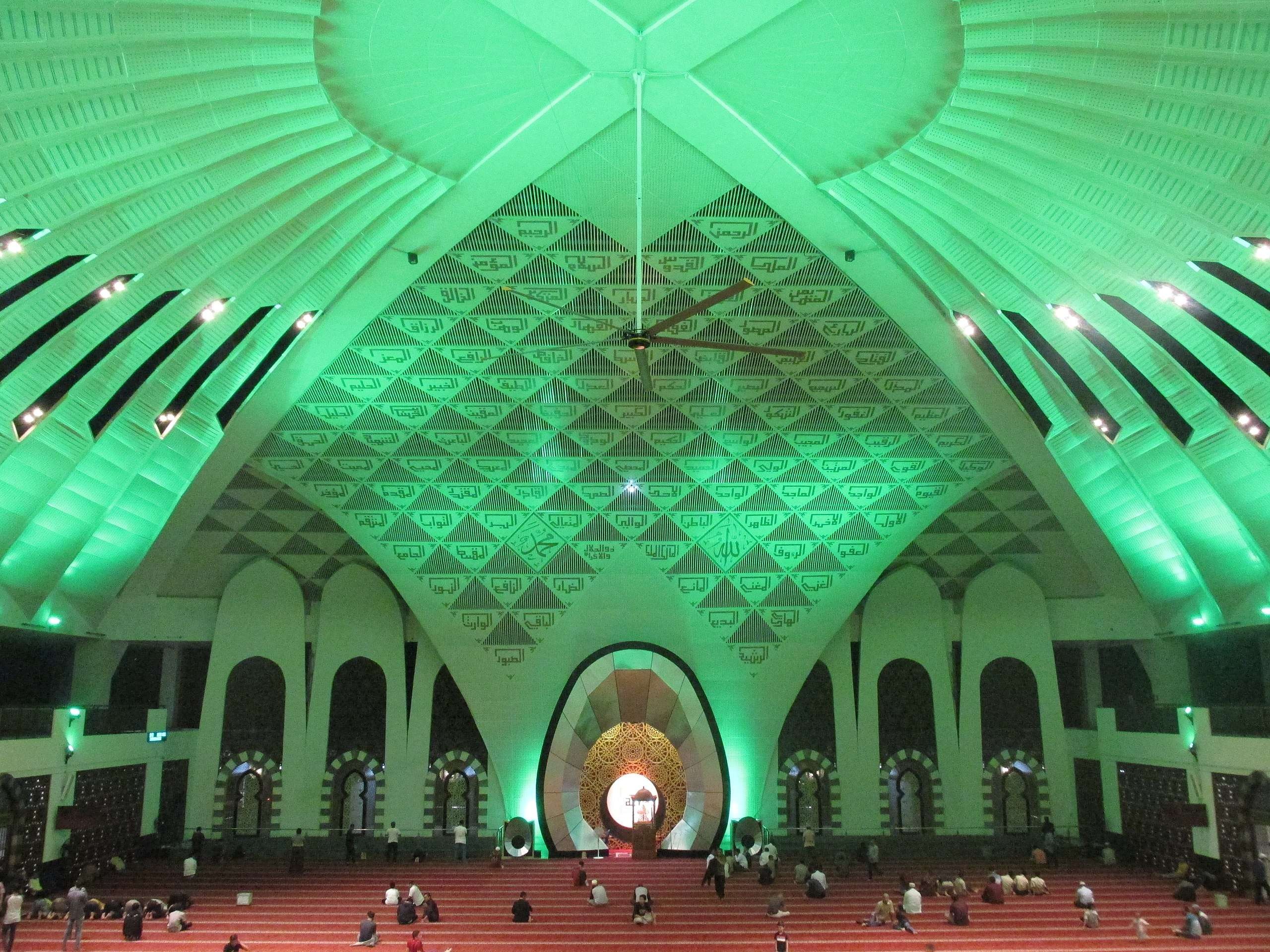 Masjid Raya Sumbar di Padang. (Foto: Travellers)