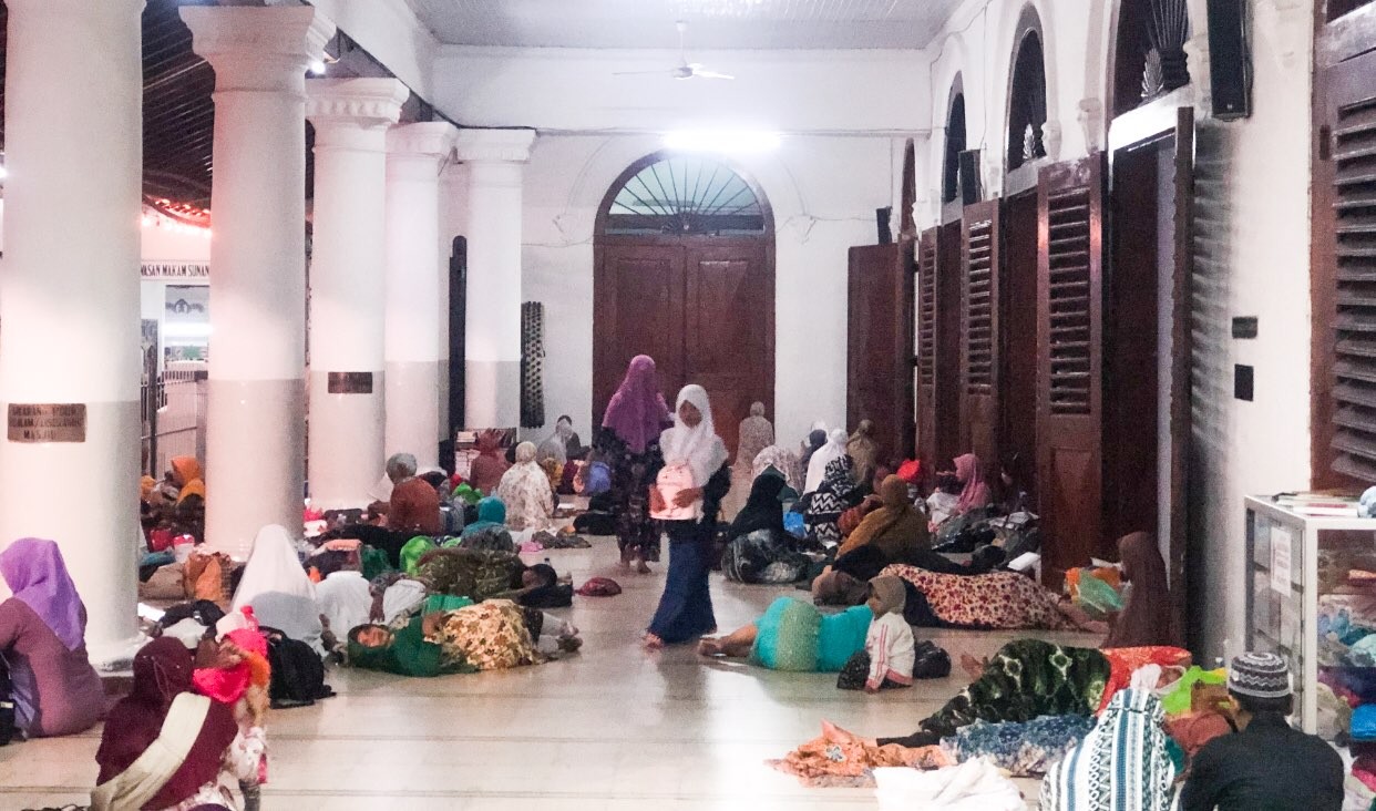 Para peziarah tampak tertidur pulas di serambi Masjid Sunan Ampel (Foto: Andhi Dwi/Ngopibareng.id)