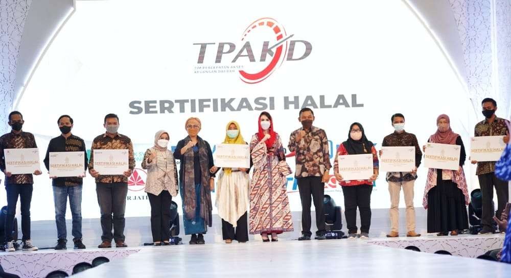 Tim TPAKD bersama Ketua Dekranasda Jawa Timur dalam gelaran East Java Muslim Festival 2022. (Foto: Istimewa)
