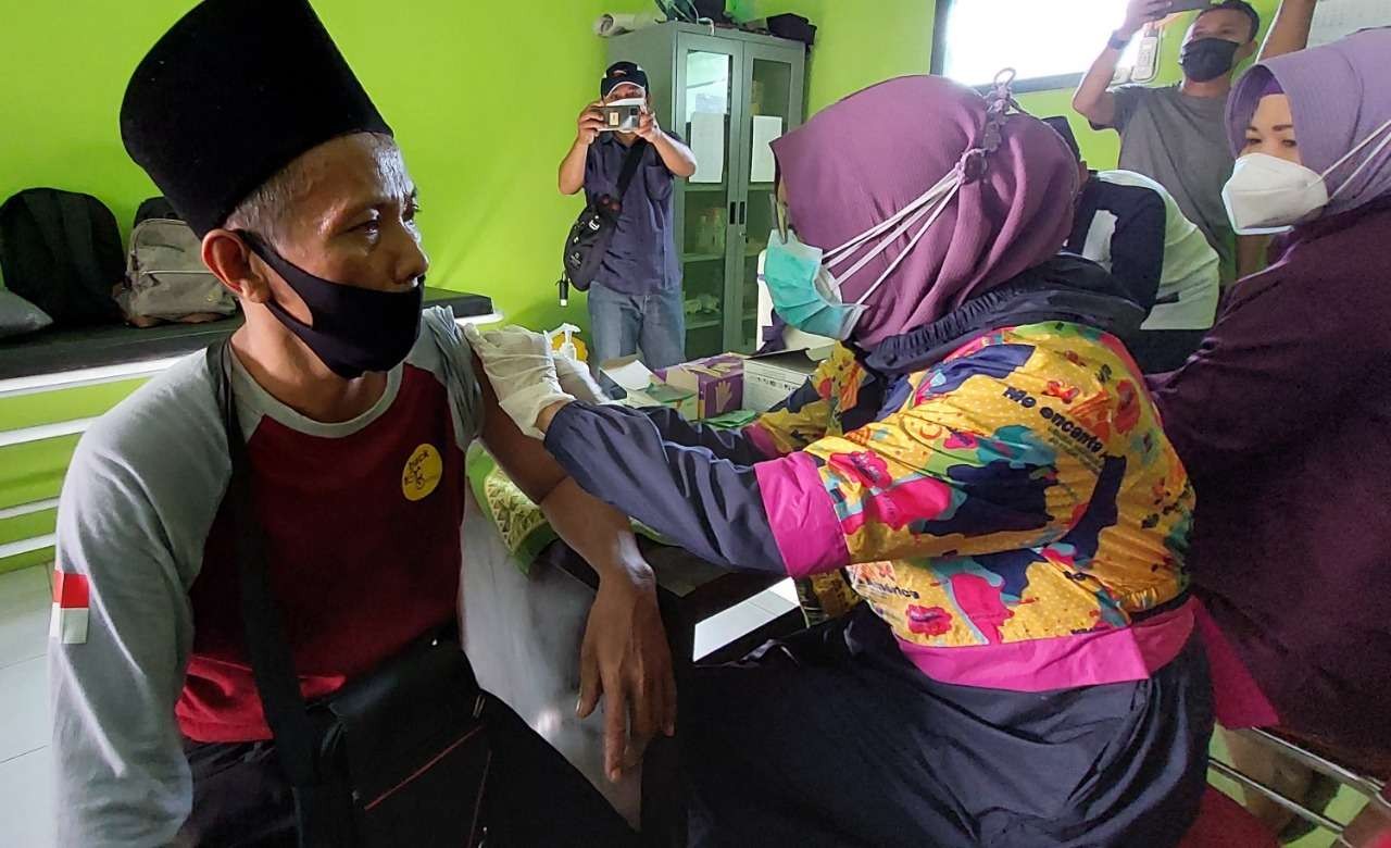 Bagi penerima vaksinasi pertama dan kedua, warga di Probolinggo bisa menjalani vaksin booster. (Foto: Ikhsan Mahmudi/Ngopibareng.id)