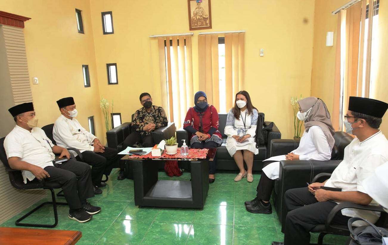 Bupati Banyuwangi Ipuk Fiestiandani bertemu dengan tim KPK (Foto: istimewa)