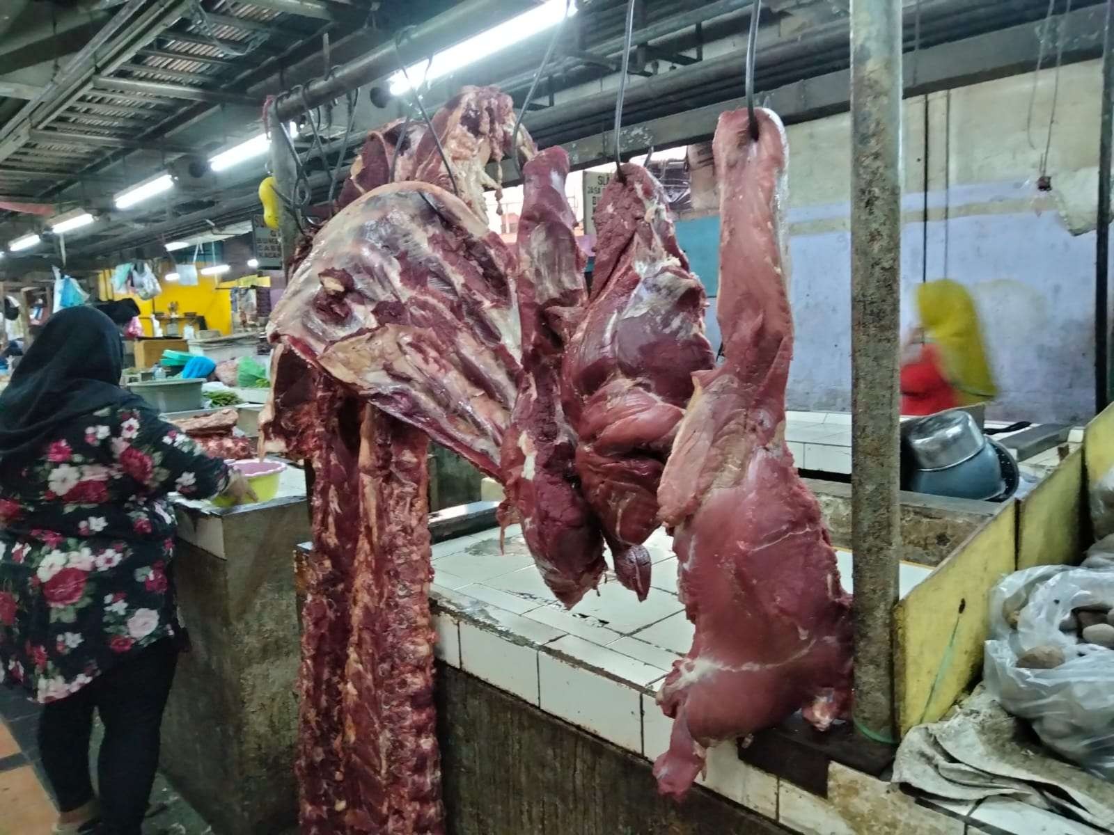 Harga daging mengalami kenaikan dan pedagang pun sepi pembeli. (Foto: Istimewa)