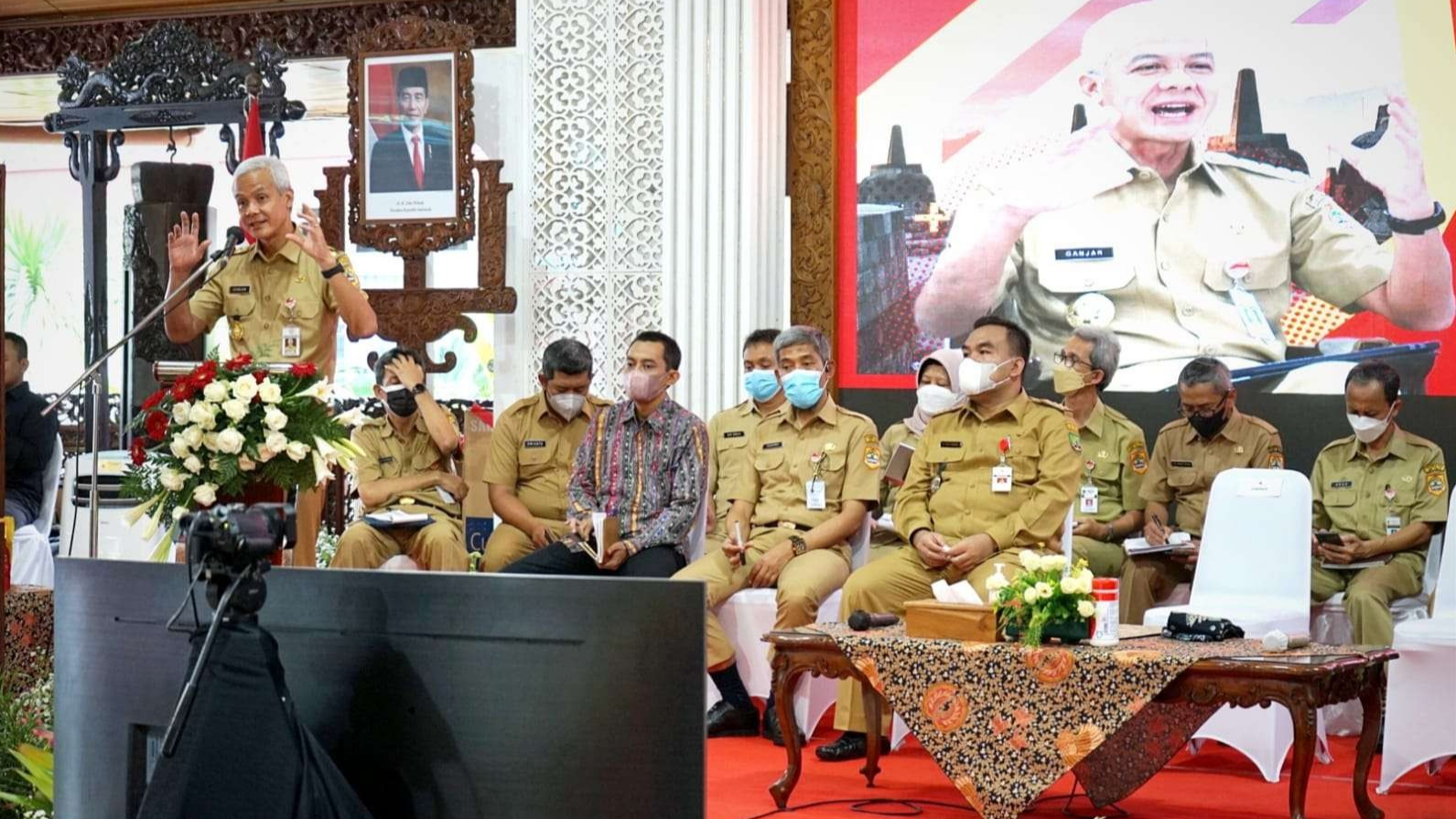 Gubernur Jawa Tengah berdialog dengan para bupati dalam Musrenbangwil di Pendopo Bupati Blora. (Dok.Prokopim/Ngopibareng.id)