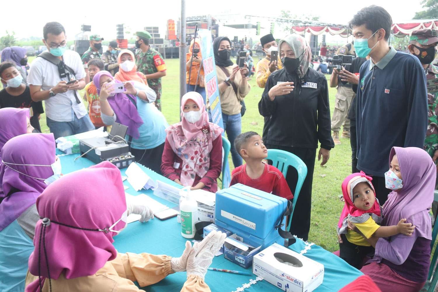 Bupati Mojokerto meninjau langsung pelaksanaan vaksinasi massal di lapangan Desa Bandung, Kecamatan Gedeg, Kabupaten Mojokerto, Minggu 24 April sore. (Foto: Diskominfo Kabupaten Mojokerto)