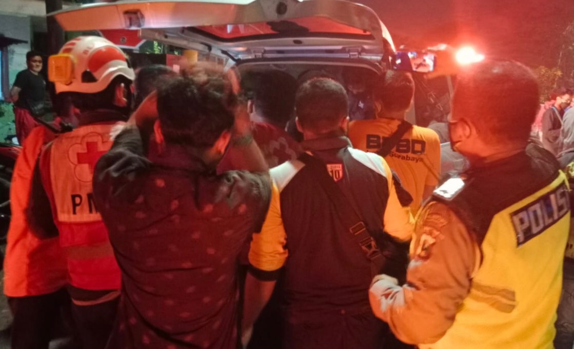 Proses evakuasi jenazah korban tabrakan mobil dengan kereta api di Jalan Gayung Kebonsari (Foto: istimewa)