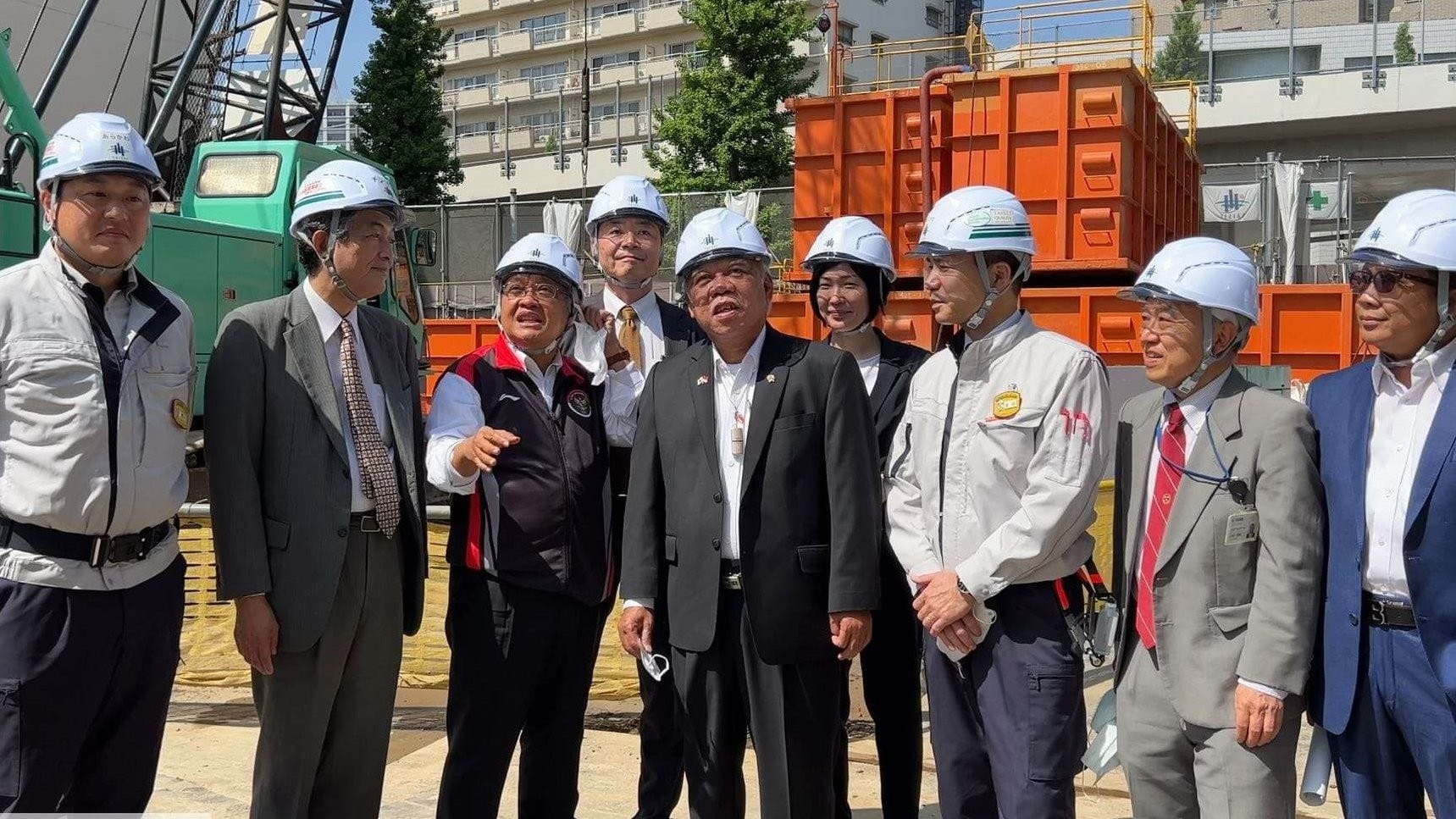 Dubes Heri dampingi Menteri PUPR Basuki Hadimuljono tinjau pembangunan gedung KBRI Jepang. (Foto: Dok KBRI)