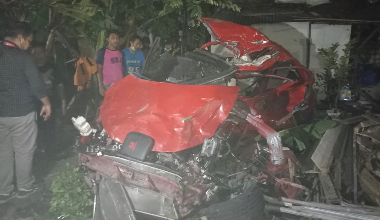 Mobil yang mengalami tabrakan kereta di Jalan Gayung Kebonsari (Foto: istimewa)