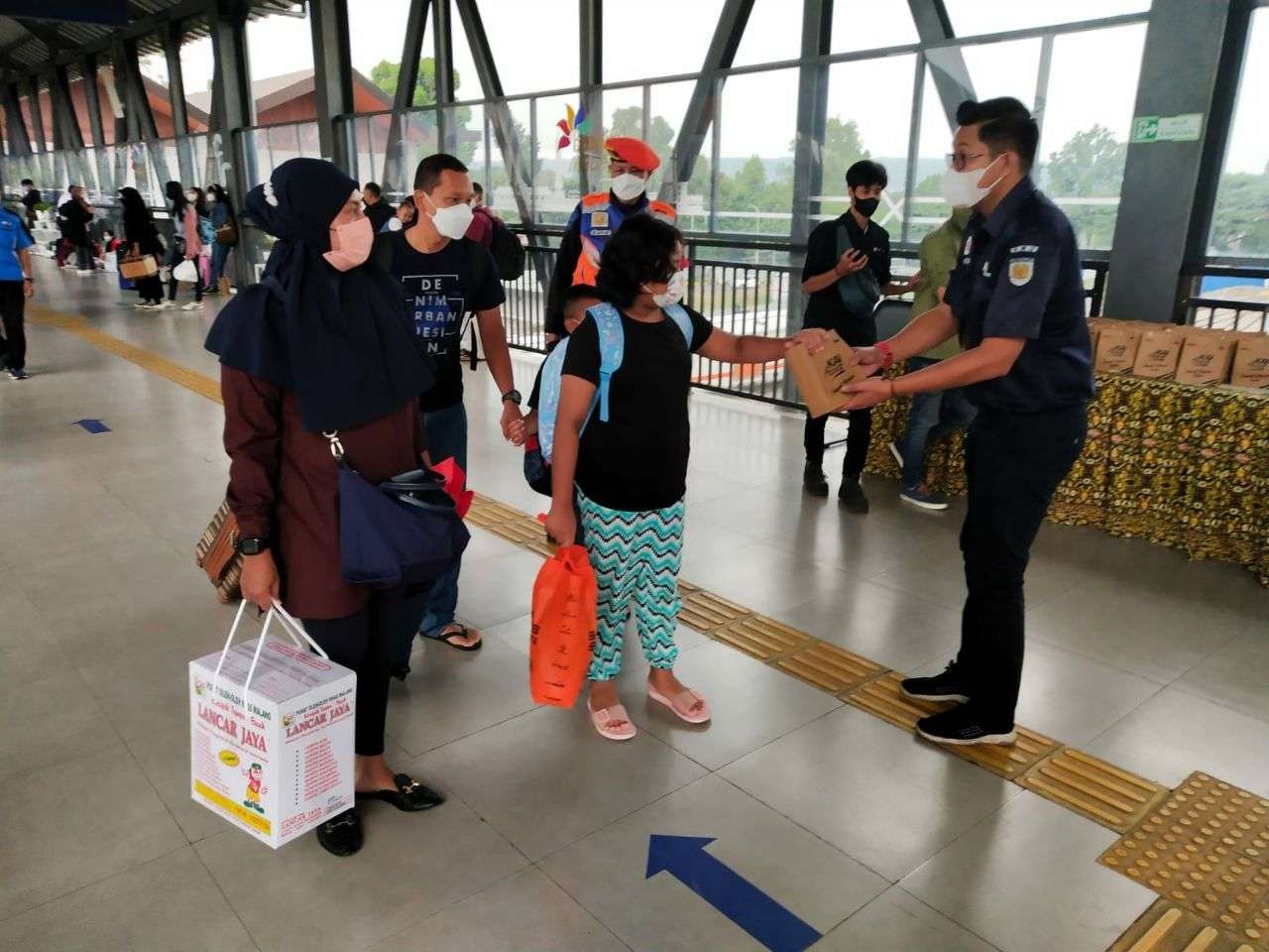 Penumpang di stasiun Kereta Api menerima takjil gratis setelah boarding. (Foto: PT KAI Daop 8)