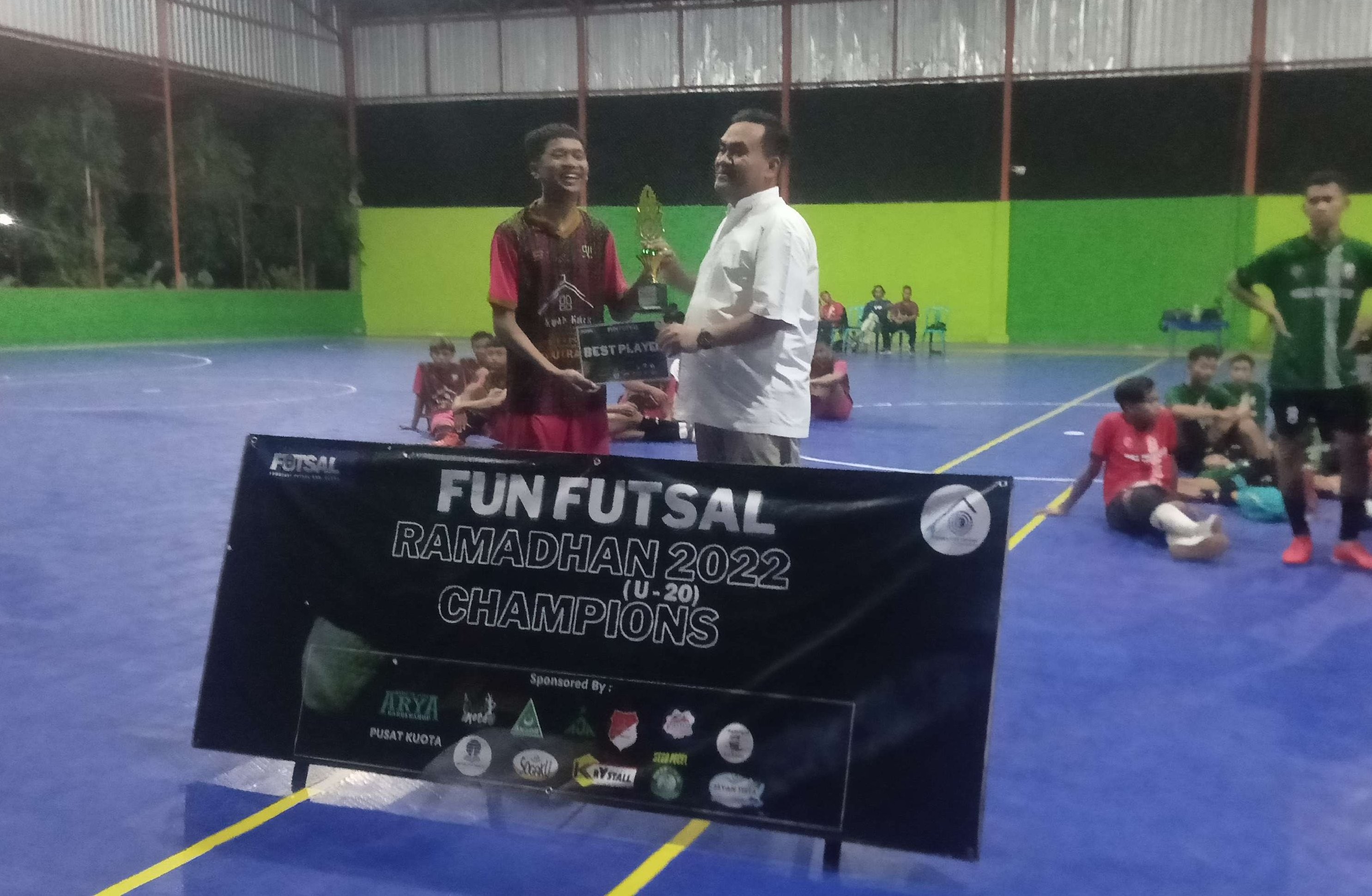 Bupati Blora Arief Rohman, menyerahkan piala kepada tim pemenang Fun Futsal Ramadan. (Foto: Ahmad Sampurno / Ngopibareng.id)