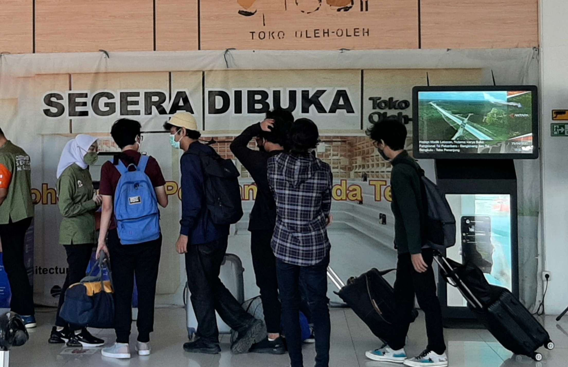 Para pemudik yang terlihat di stasiun Gubeng Surabaya. (Foto: Pita Sari/Ngopibareng.id)