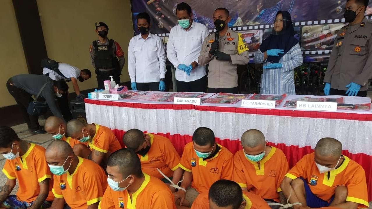 Para tersangka kasus narkoba yang tertangkap selama Operasi Ketupat 2022 oleh Polres Lamongan. (Foto: Imron Rosidi/Ngopibareng.id)