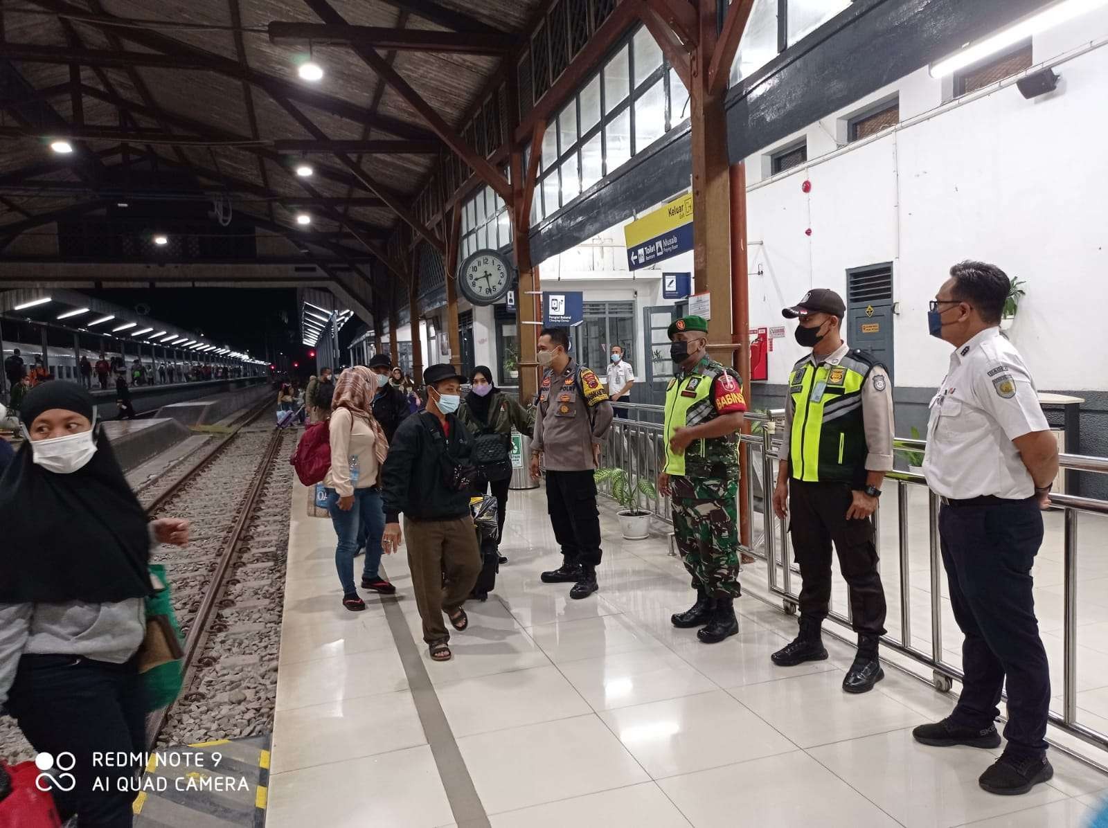 Petugas memantau kedatangan pemudik di Stasiun Cepu. (Foto: Ahamad Sampurno/Ngopibareng.id)