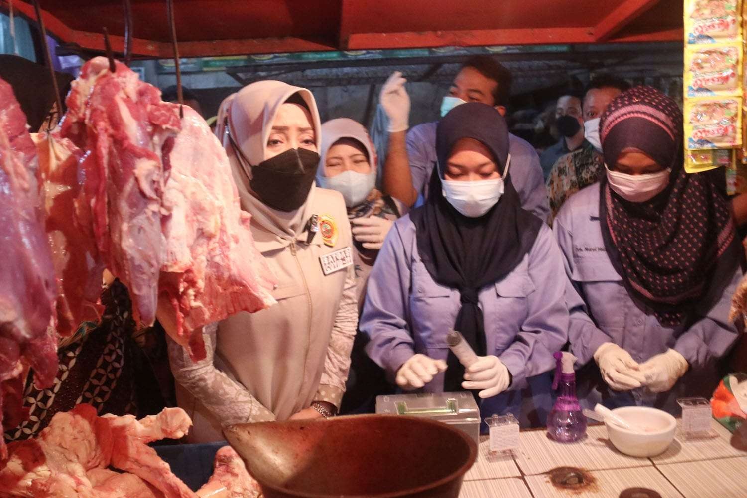 Bupati Mojokerto Ikfina Fahmawati didampingi Dinas Pertanian bersama Forkopimca Kemlagi melakukan pemeriksaan produk pangan yang meliputi daging sapi, daging ayam dan olahannya di Pasar Kemlagi, Selasa 26 April 2022 pagi. (Foto: Istimewa)