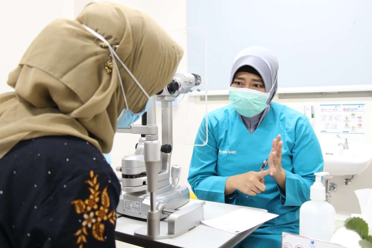 dr. Yana Rosita, SpM (K), dokter spesialis mata divisi  Rekonstruksi, Okuloplasti, dan Onkologi RS Mata Undaan Surabaya  saat memeriksa pasien (Foto: Dokumentasi RS Mata Undaan/Ngopibareng.id)