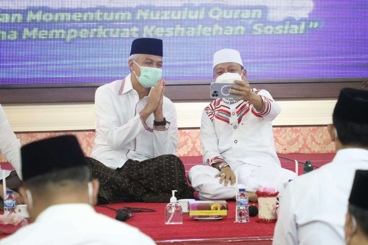 Gubernur Jawa Tengah Ganjar Pranowo bersama Ustad Das'ad Latif dalam peringatan Nuzulul Qur'an. (Foto: dok Humas Pemprov Jateng)