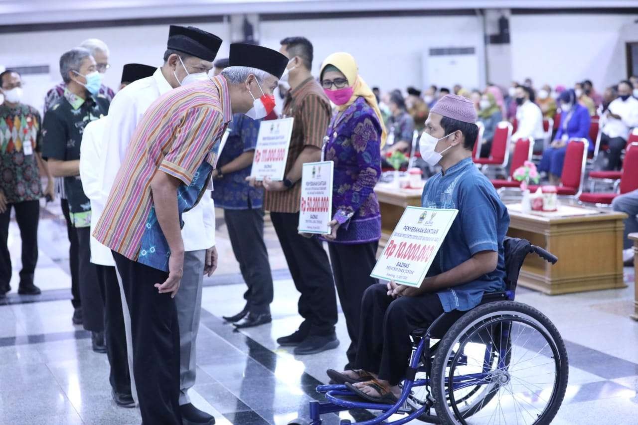Gubernur Jawa Tengah, Ganjar Pranowo saat menyerahkan zakatnya melalui Badan Amil Zakat Nasional Jawa Tengah, Selasa 26 April 2022. (Foto: Istimewa)
