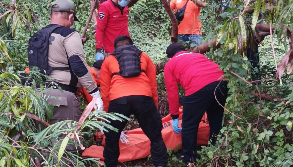 Proses evakuasi jenazah siswa SMPN 23 (Foto: dok. Polsek Rungkut)