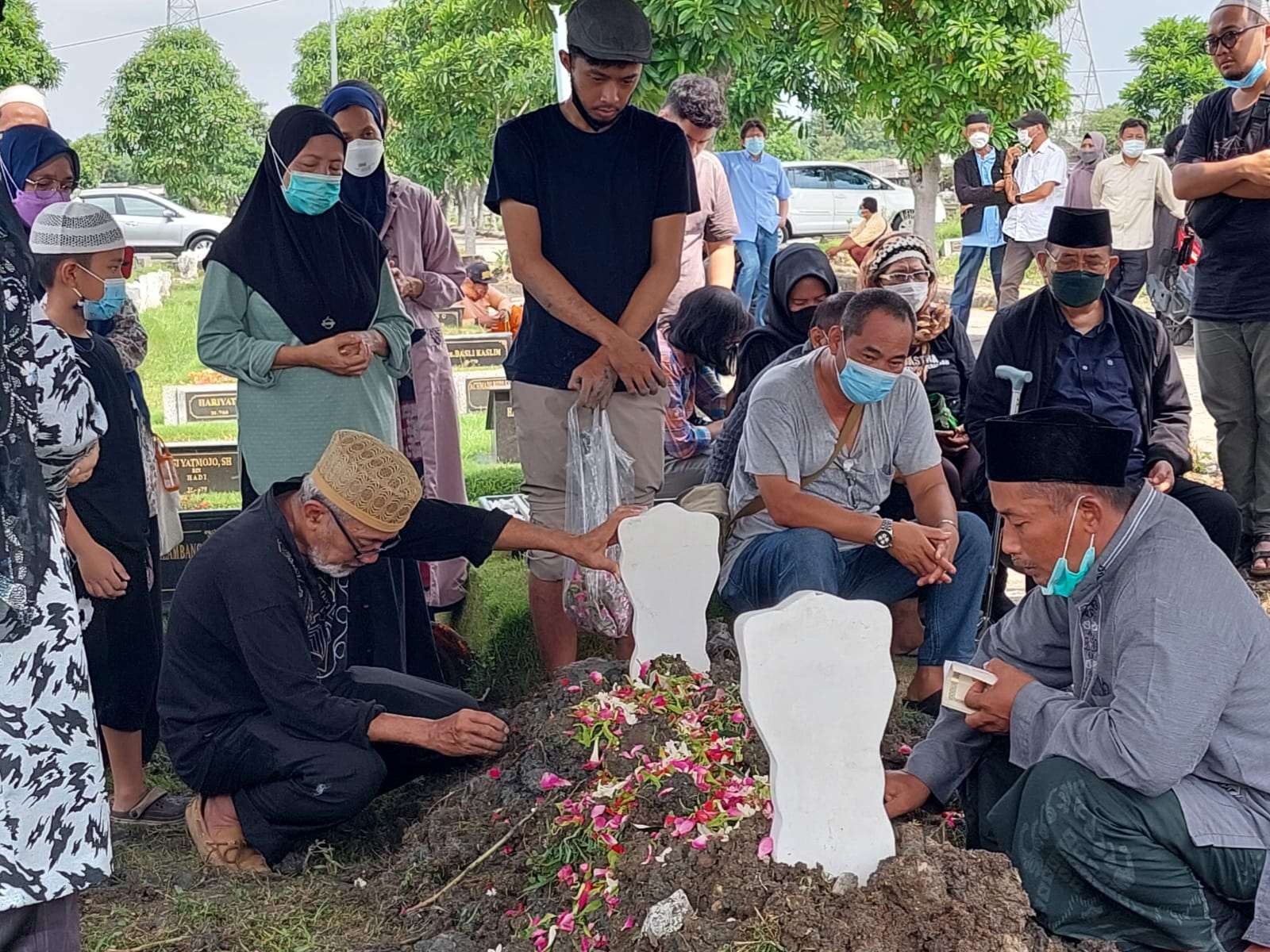 Pemakaman wartawan senior, Hernani Sirikit Syah di TPU Keputih Surabaya, Selasa, 26 April 2022. (Foto: Pita Sari/Ngopibareng.id)