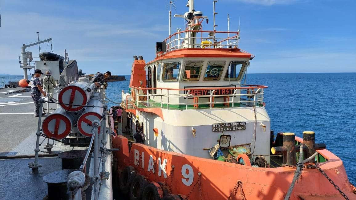 TNI AL Koarmada II  menangkap kapal muatan nikel di Teluk Lasolo Sulawesi Tenggara. (Foto: Istimewa)