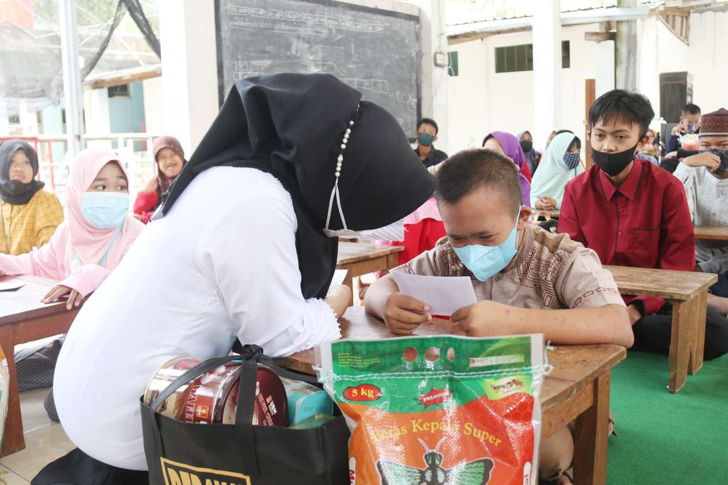 Bupati Ikfina Fahmawati saat memberikan bantuan, Rabu 27 Aprl 2022. (Foto: Diskominfo Kabupaten Mojokerto)