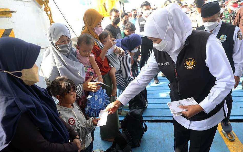 Gubernur Jatim Khofifah Indar Parawansa memberikan uang saku kepada anak pemudik di KM Dharma Kartika di Pelabuhan Jangkar Situbondo, Rabu 27 April 2022. (Foto: Diskominfosan Situbondo)