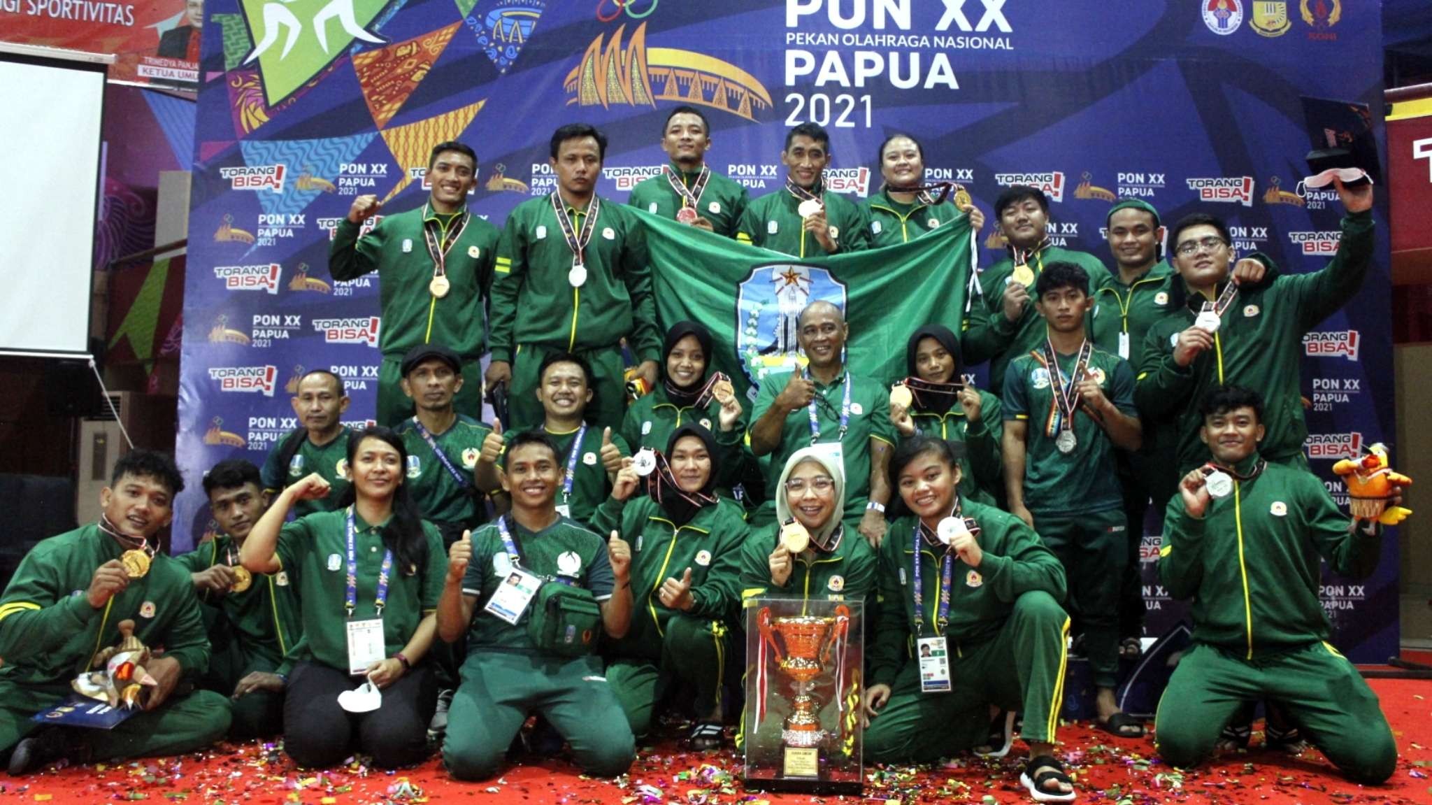Tim Gulat Jatim saat menjadi juara umum di PON XX 2021 Papua. (Foto: Fariz Yarbo/Ngopibareng.id)