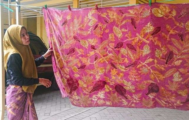 Batik Ecoprint asal Sidoarjo bisa menjadi salah satu pilihan untuk dikenakan di hari besar, karena keunikan coraknya. (Foto: Aini/Ngopibareng.id)
