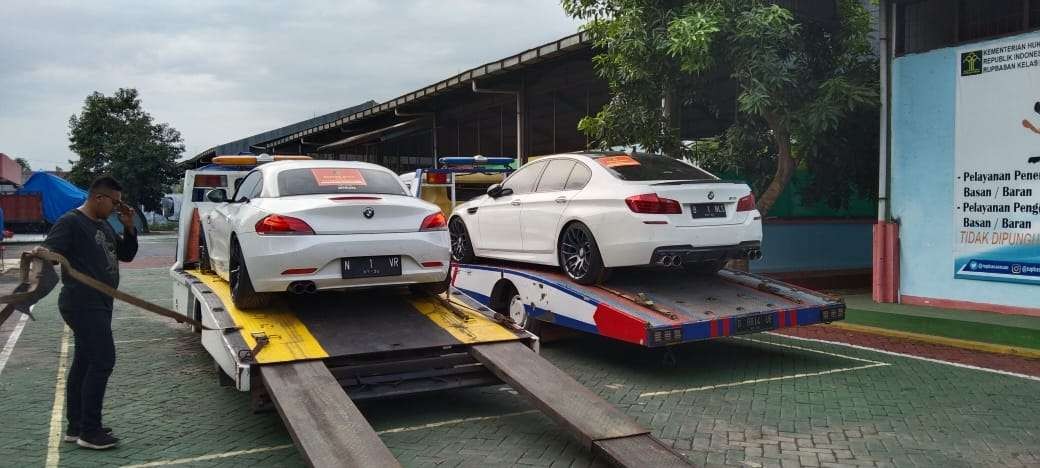 Dua unit mobil mewah yang disita oleh Kejaksaan Negeri Kota Malang. (Foto: Istimewa)