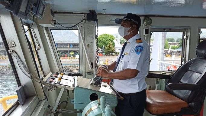 Supardi berada di anjungan kapal untuk menjalankan tugasnya sebagai nahkoda Kapal KMP Dharma Rucitra yang melayani penyeberangan di lintasan Ketapang-Gilimanuk (Foto: Muh Hujaini/Ngopibareng.id)