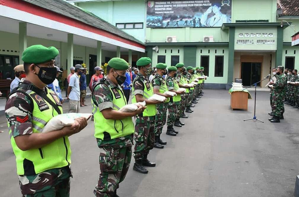 Prajurit TNI Kodim 0822/Bondowoso membagikan zakat Fitrah kepada warga kurang mampu.(Foto: Guido Saphan/ngopibareng.id)
