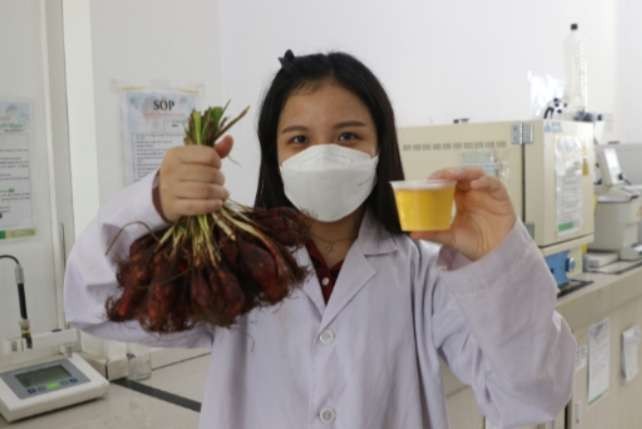 Berliana Yusup, mahasiswa Program Kekhususan Bionutrisi dan Inovasi Pangan Fakultas Teknobiologi Ubaya berhasil membuat jelly drink dari Bawang Dayak. (Foto: Istimewa)