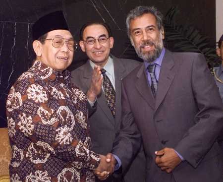 Gus Dur bersama Xanana Gusmao dan Alwi Shihab. (Foto: Istimewa)
