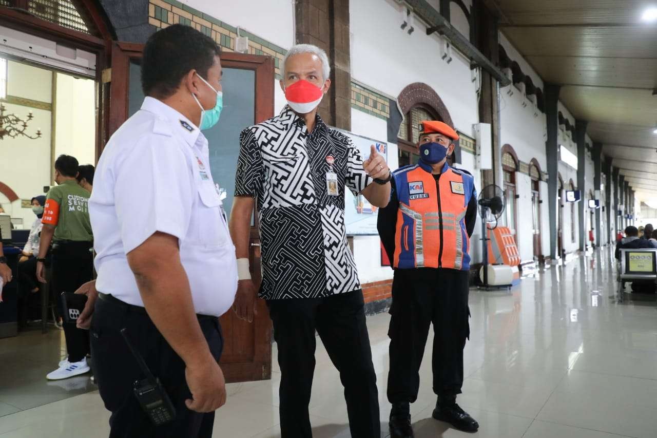 Gubernur Jateng Ganjar Pranowo mengecek situasi mudik di Stasiun Tawang, Rabu, 27 April 2022 siang. (Foto: Dok Jateng0