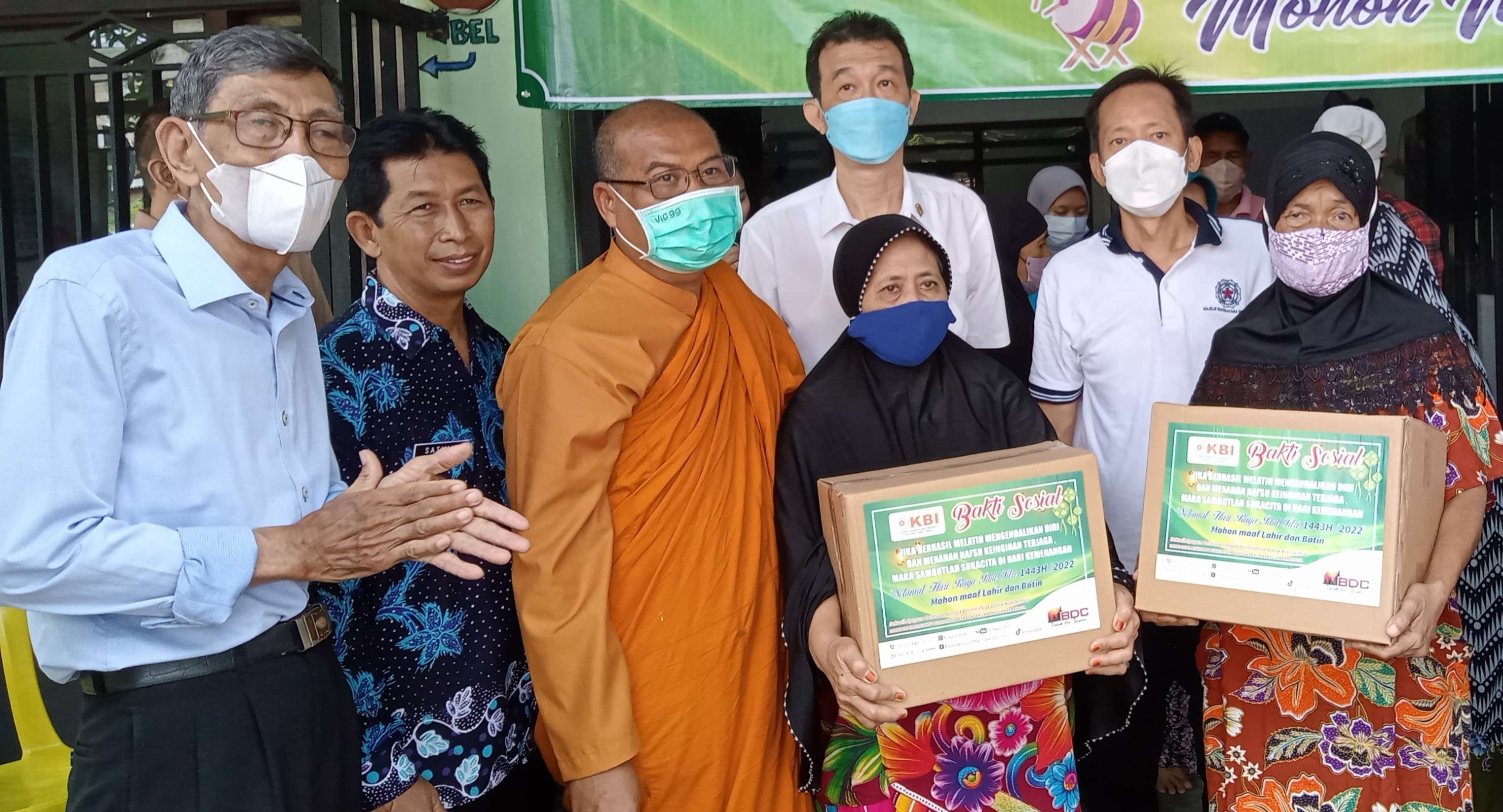 Penyerahan paket Idul Fitri oleh Perkumpulan Budhayana Indonesia dan BDC untuk warga Kelurahan Manyar Sabrangan (Foto: Istimewa)