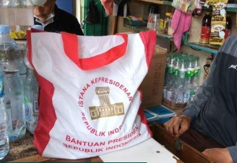 Presiden Joko Widodo tampak membagikan paket sembako dan juga amplop berisi sejumlah uang kepada pemudik di Terminal Kampung Rambutan. (Foto: kmp)