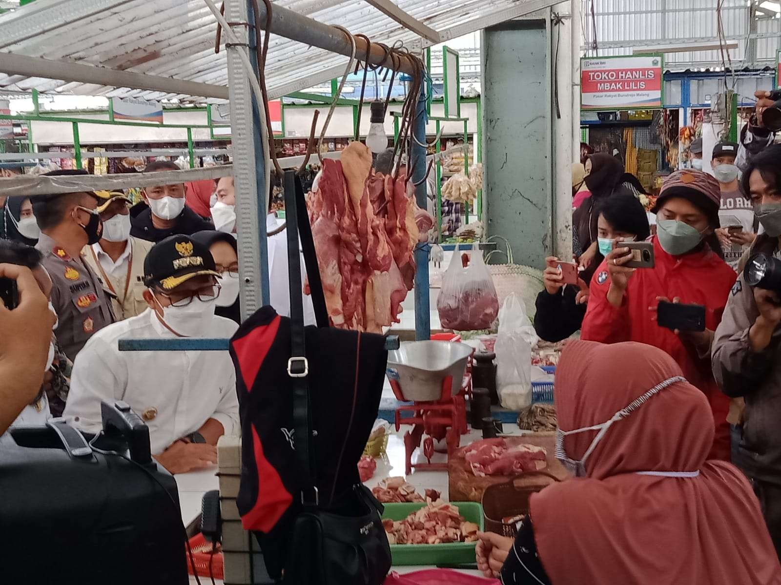 Walikota Malang, Sutiaji saat melakukan inspeksi di Pasar Bunulrejo, Kota Malang (Foto: Lalu Theo/Ngopibareng.id)