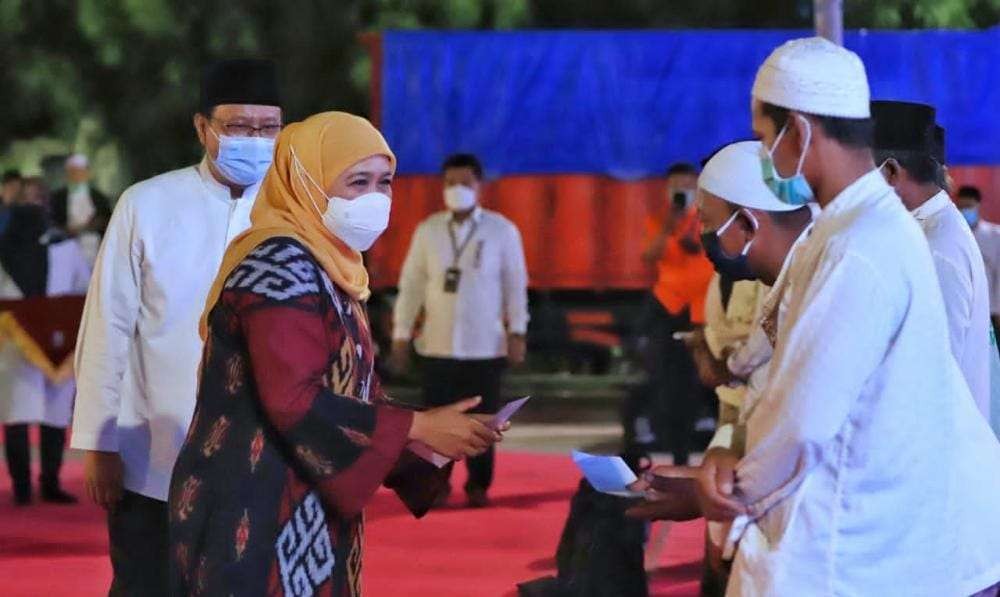Gubernur Jawa Timur Khofifah Indar Parawansa memberikan bingkisan di acara Ramadan Kreatif Pemkot Pasuruan (istimewa)