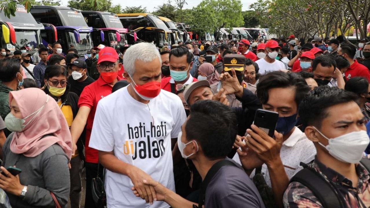 Peserta mudik gratis heboh, saat Gubernur Jawa Tengah Ganjar Pranowo melepas mereka langsung.(Foto: Istimewa)