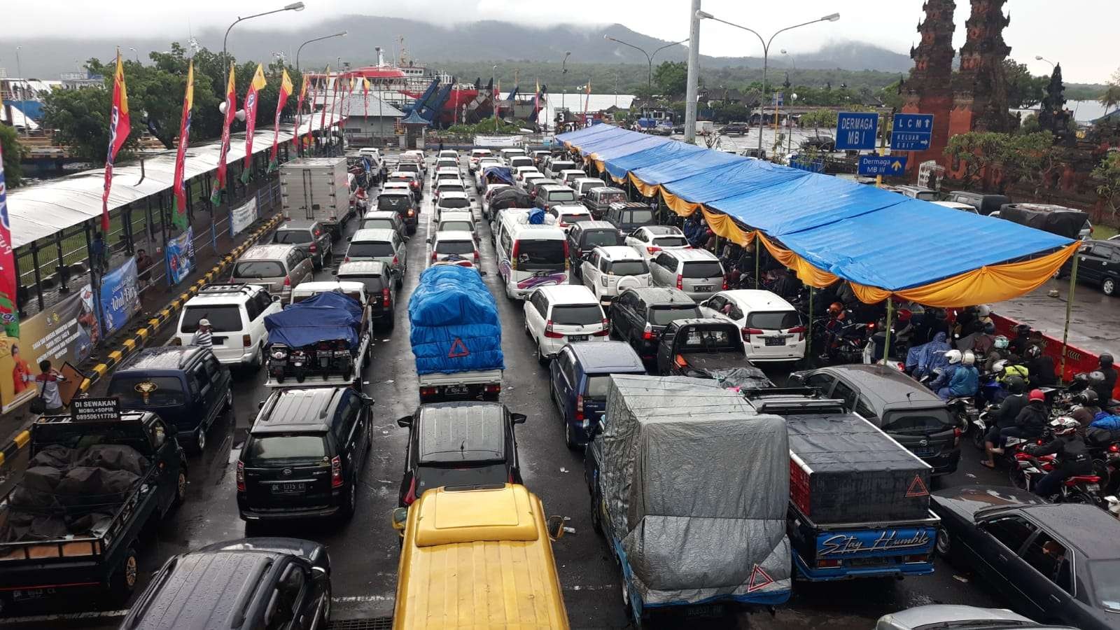 Antrean kendaraan memenuhi area parkir Pelabuhan Gilimanuk. Kendaraan ini akan menyeberang ke Jawa. (Foto: Istimewa)